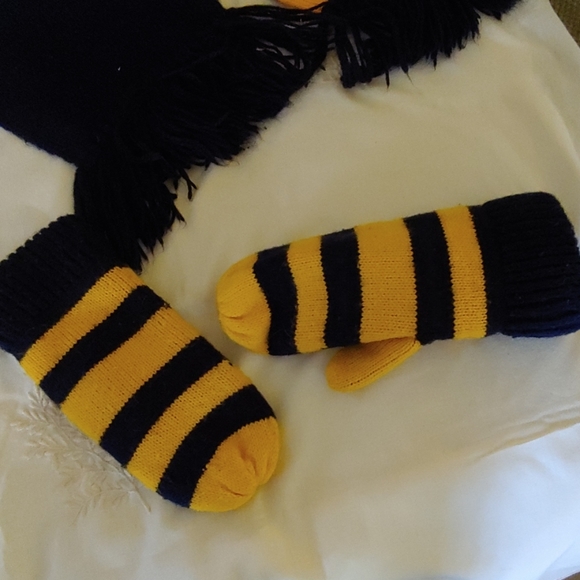 Scarf and mittens - Picture 2 of 3